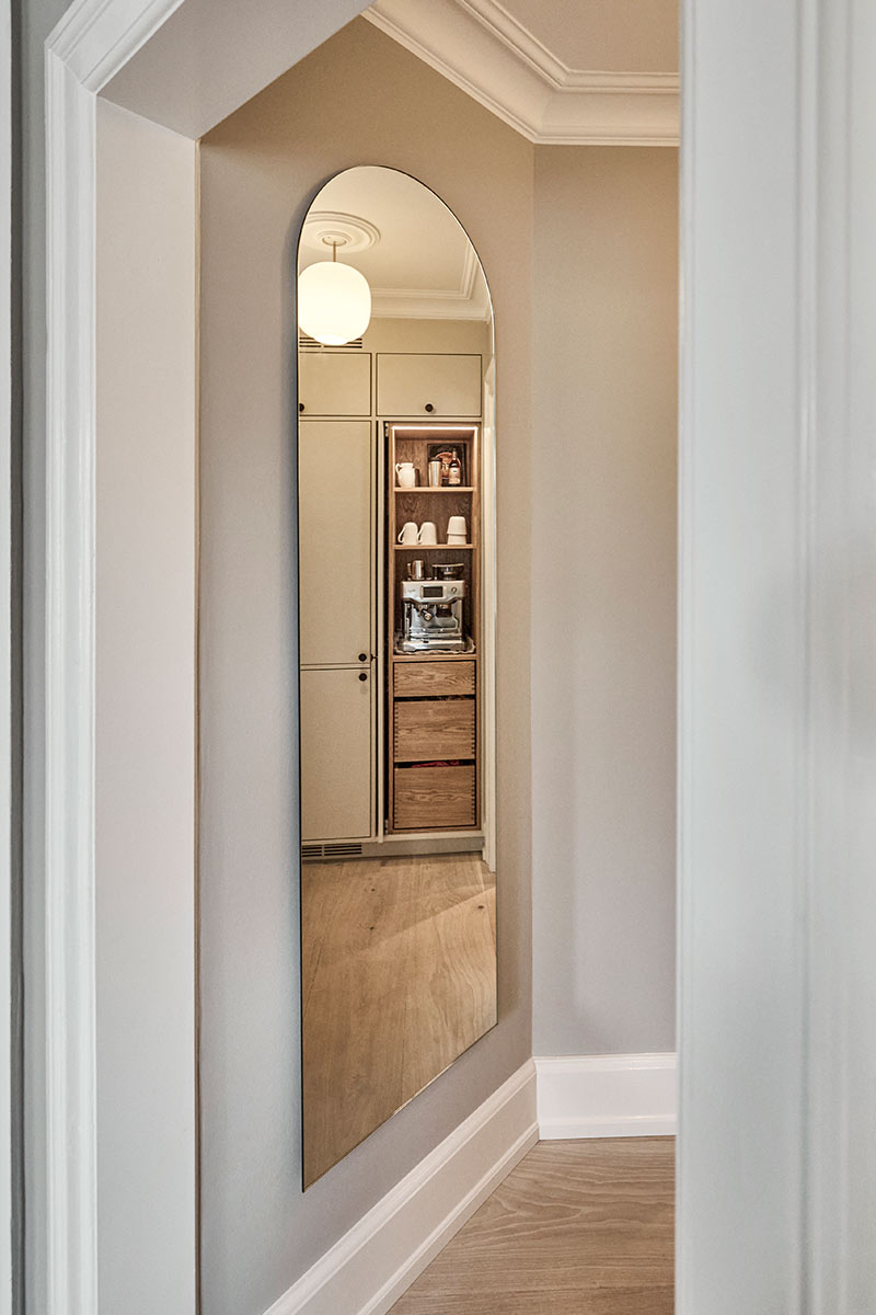 Fineste spejl med halv bue i toppen