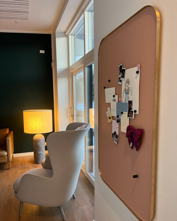 Fineste moodboard i messing ramme fra J.N. Bech